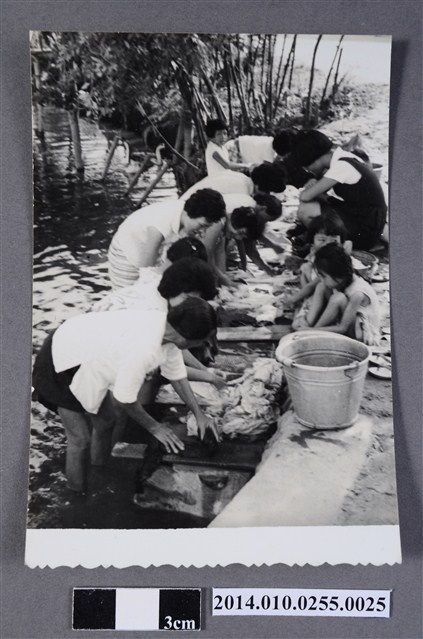 溪畔浣衣 (共2張)