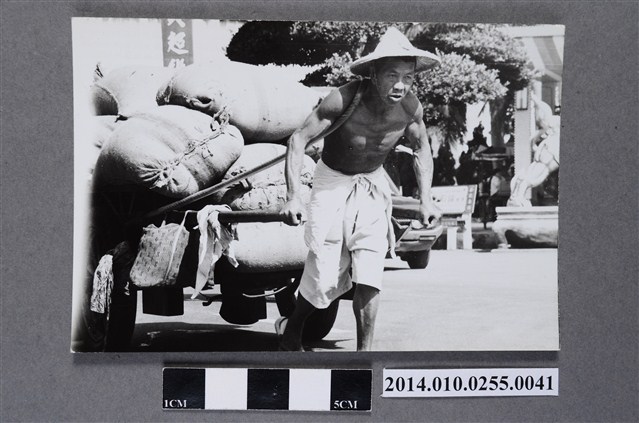 男子拉車 (共2張)