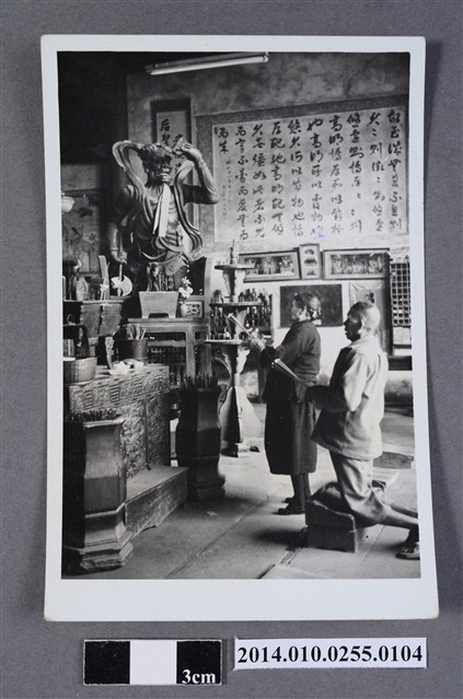 廟內拜禱 (共2張)