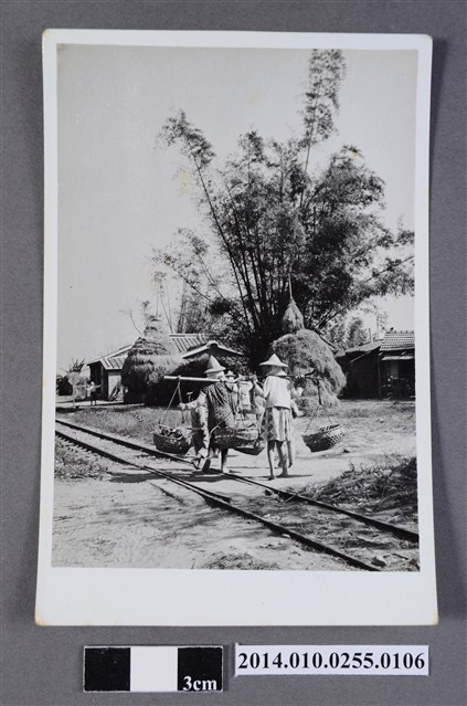 鐵軌旁挑擔婦人 (共2張)