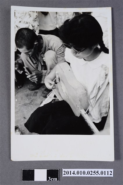 女子彈奏 (共2張)