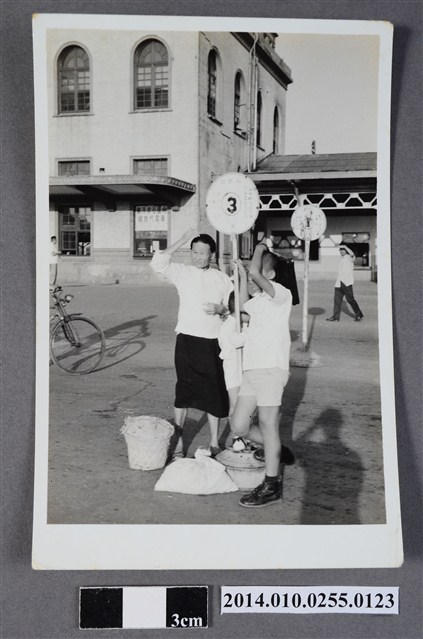 火車站3號站牌候車者 (共2張)