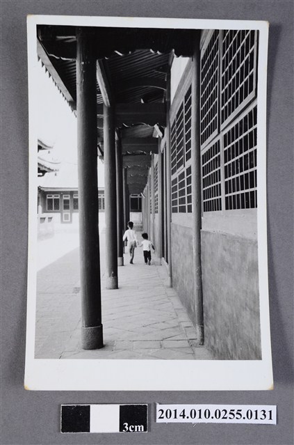 長廊兩童 (共2張)