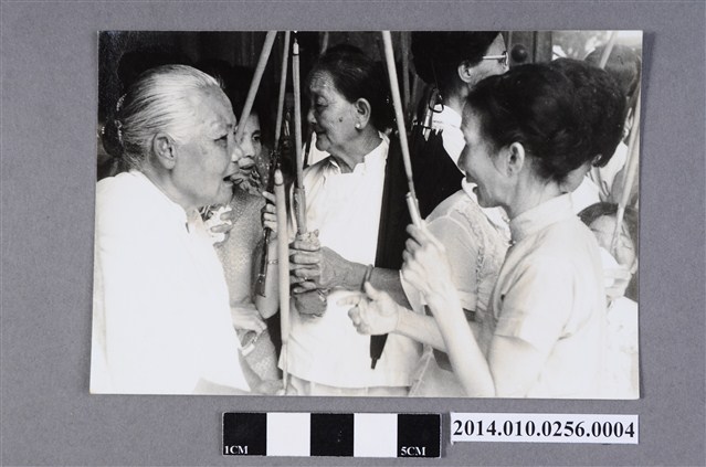 持香婦人 (共2張)