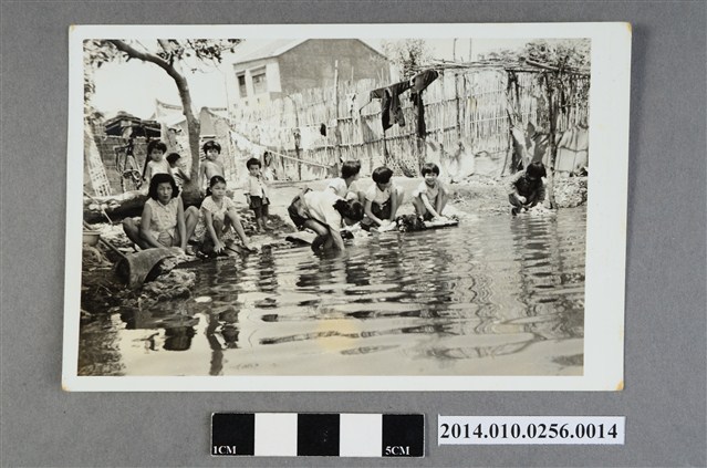水畔浣衣 (共2張)