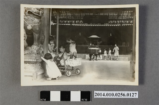 廟埕一景 (共2張)