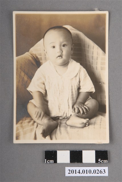 坐在沙發椅上的孩童 (共2張)