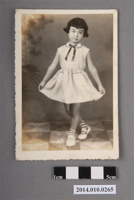 女童敬禮姿勢個人照 (共2張)