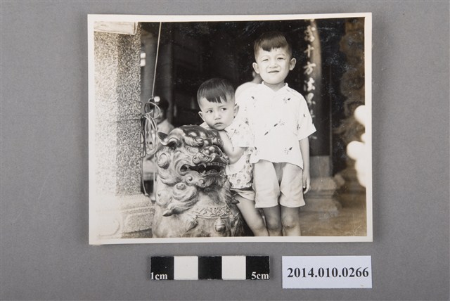 兒童於寺廟前與石獅合照 (共2張)