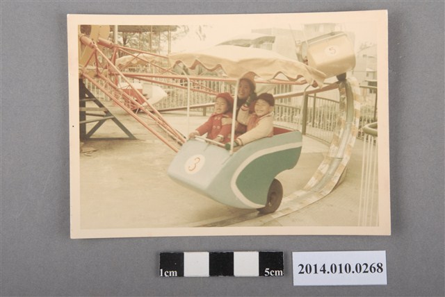 遊樂園設施中的親子合照 (共2張)