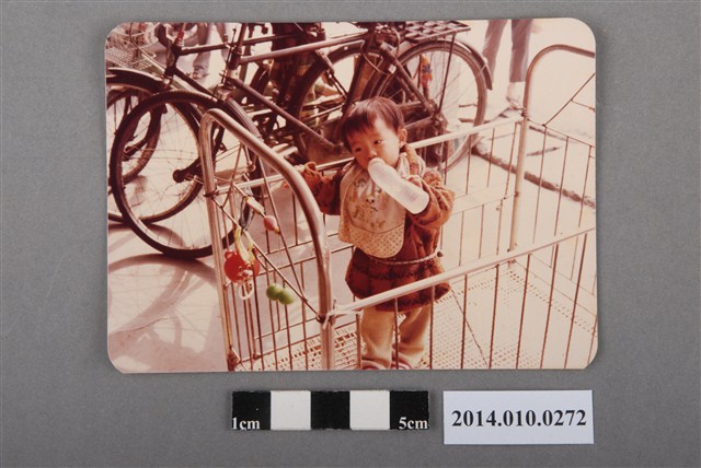 站在嬰兒床中的幼兒 (共2張)