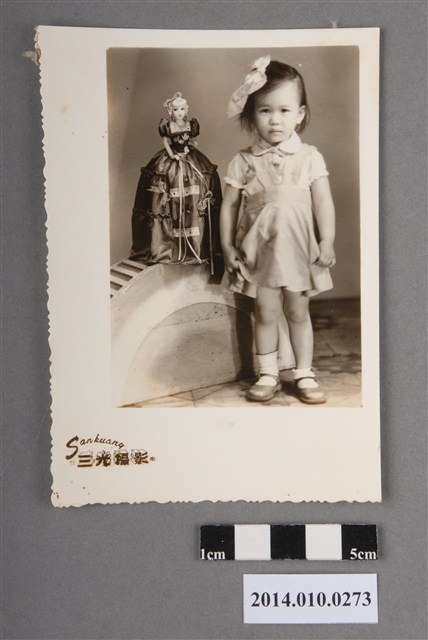 女童與芭比娃娃合影 (共2張)