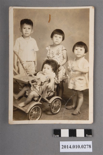 嬰兒車上的幼兒與孩童合影 (共2張)