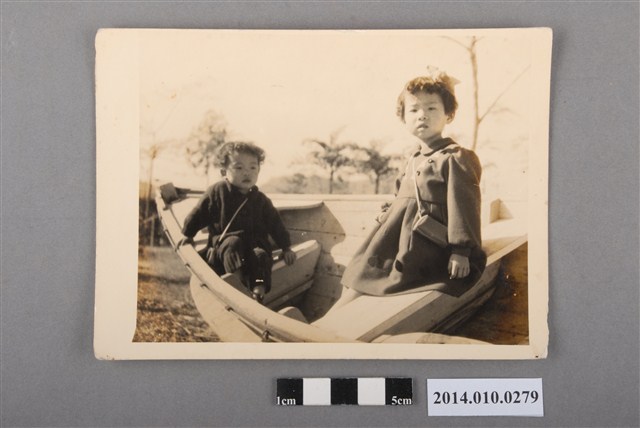 坐在小船遊樂設施中的孩童 (共2張)