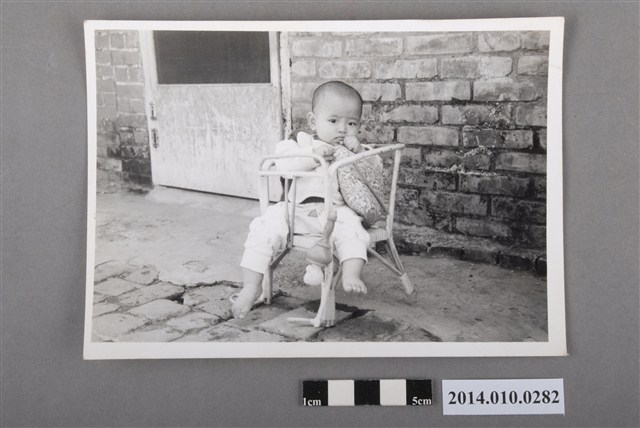 坐在籐編椅上的孩童 (共2張)