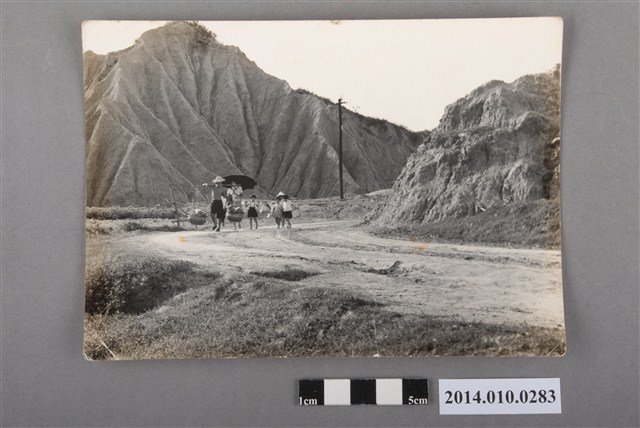 挑著肩擔行於山間的人群 (共2張)