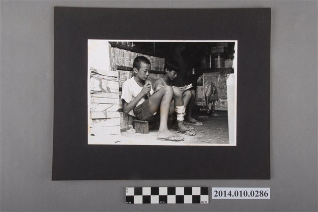 雜貨店中看漫畫的少年們 (共2張)