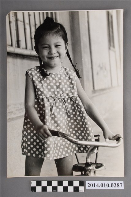 女童騎兒童腳踏車照 (共2張)