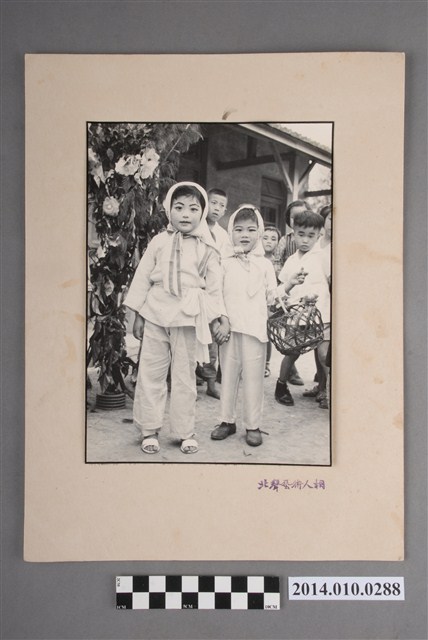 梳化打扮成農村婦女的兒童 (共2張)