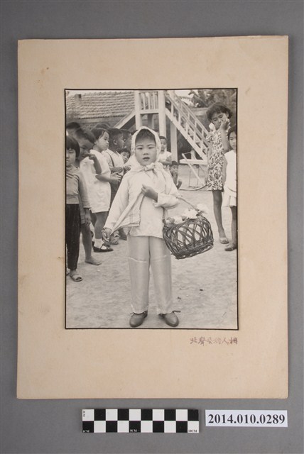 梳化打扮成農村婦女的兒童 (共2張)