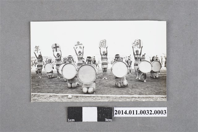 慶祝開國60年原住民表演團體舞蹈之黑白相片 (共2張)