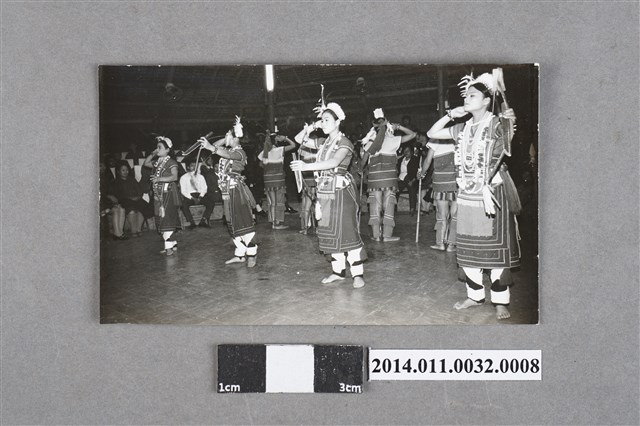慶祝開國60年原住民表演團體舞蹈之黑白相片 (共2張)
