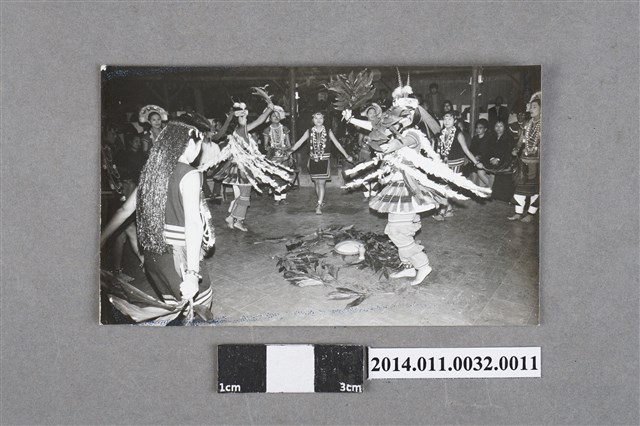 慶祝開國60年原住民表演團體舞蹈之黑白相片 (共2張)