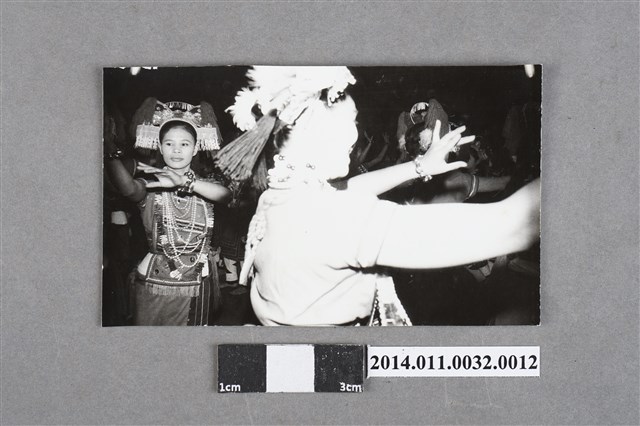 慶祝開國60年原住民表演團體舞蹈之黑白相片 (共2張)