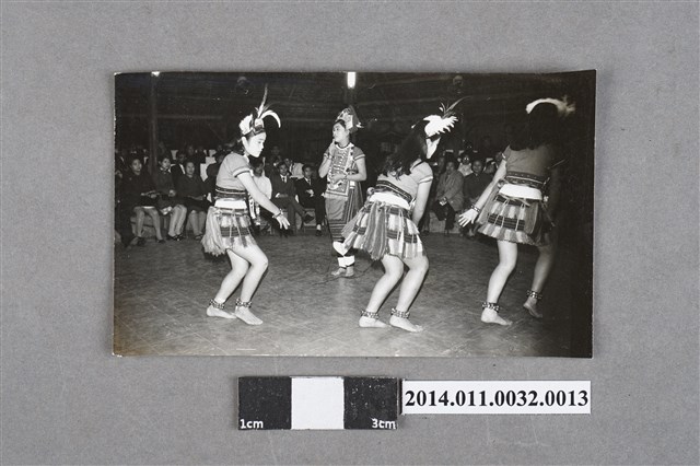 慶祝開國60年原住民表演團體舞蹈之黑白相片 (共2張)