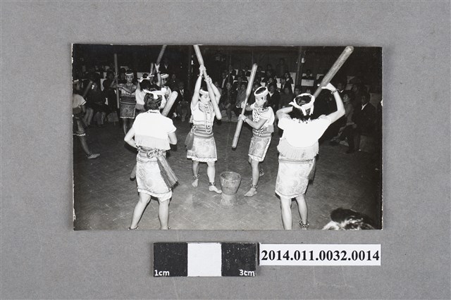 慶祝開國60年原住民表演團體舞蹈之黑白相片 (共2張)