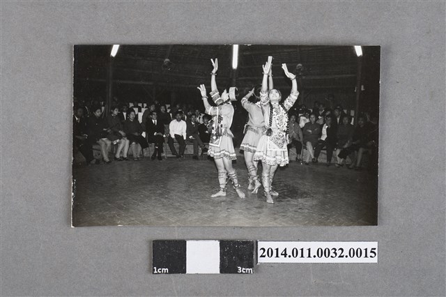 慶祝開國60年原住民表演團體舞蹈之黑白相片 (共2張)