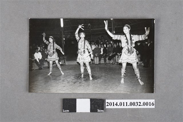 慶祝開國60年原住民表演團體舞蹈之黑白相片 (共2張)