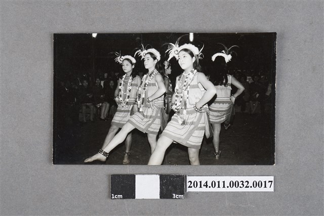 慶祝開國60年原住民表演團體舞蹈之黑白相片 (共2張)