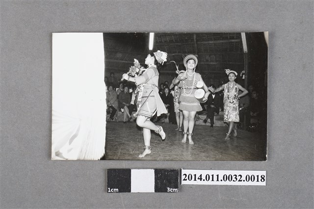 慶祝開國60年原住民表演團體舞蹈之黑白相片 (共2張)