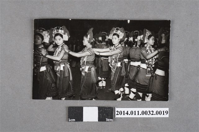 慶祝開國60年原住民表演團體舞蹈之黑白相片 (共2張)