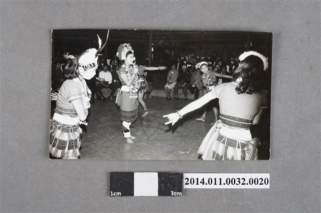 慶祝開國60年原住民表演團體舞蹈之黑白相片 (共2張)