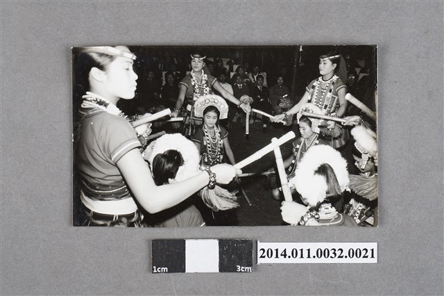 慶祝開國60年原住民表演團體舞蹈之黑白相片 (共2張)