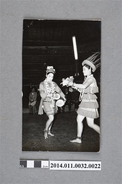 慶祝開國60年原住民表演團體舞蹈之黑白相片 (共2張)