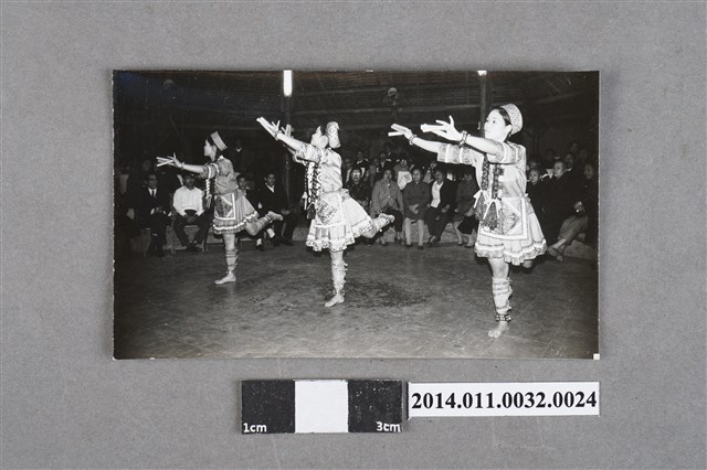 慶祝開國60年原住民表演團體舞蹈之黑白相片 (共2張)