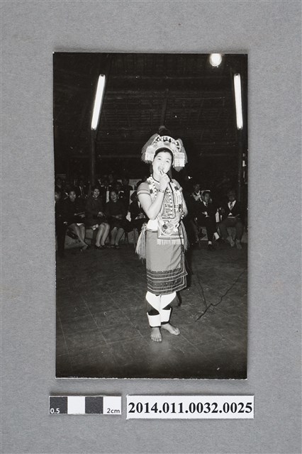 慶祝開國60年原住民表演團體舞蹈之黑白相片 (共2張)