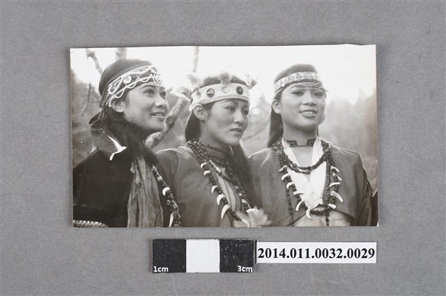 三名原住民女子合照 (共2張)