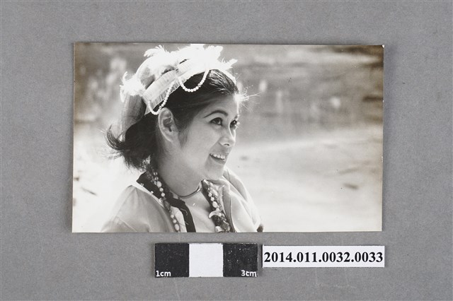 原住民女子獨照 (共2張)