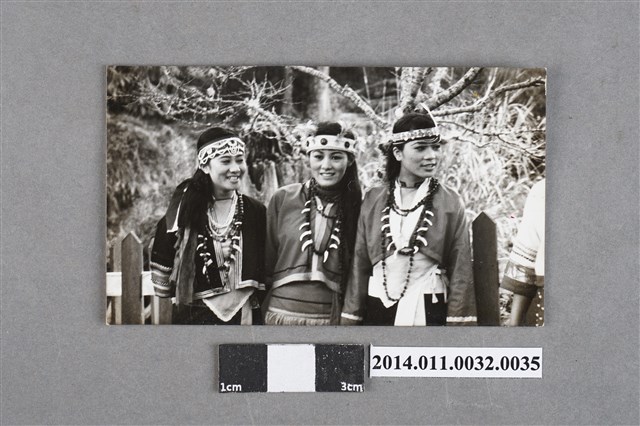 三名原住民女子合照 (共2張)
