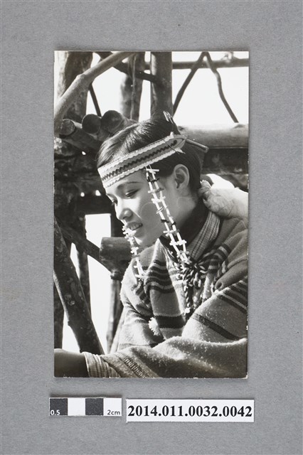 原住民女子獨照 (共2張)