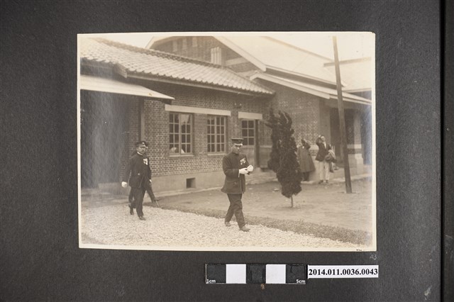 大正12年4月25日裕仁皇太子東宮行啟期間所拍攝之角板山貴賓館玄關前相片 (共2張)