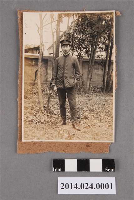 著冬季文官制服男子獨照 (共2張)