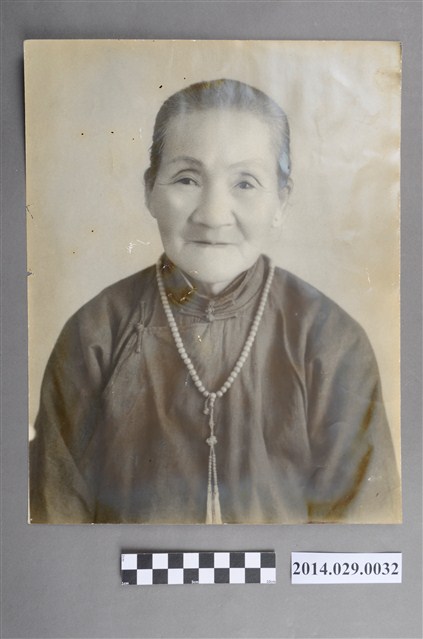 胡宇傑母親黑白半身照 (共2張)