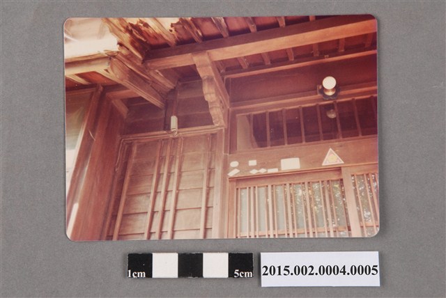 舊新竹州天理教聚會所建築舊蹟相片（出簷隅撐和雨淋板押條） (共2張)