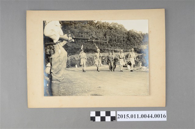 舉白旗投降的敵將 (共2張)