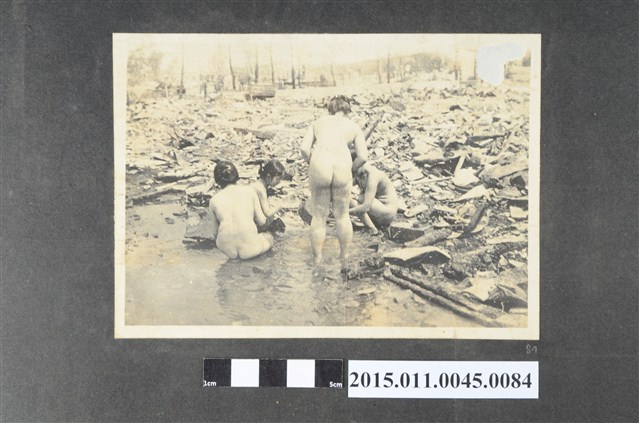 東京大地震災後找尋物品的裸身婦女 (共1張)